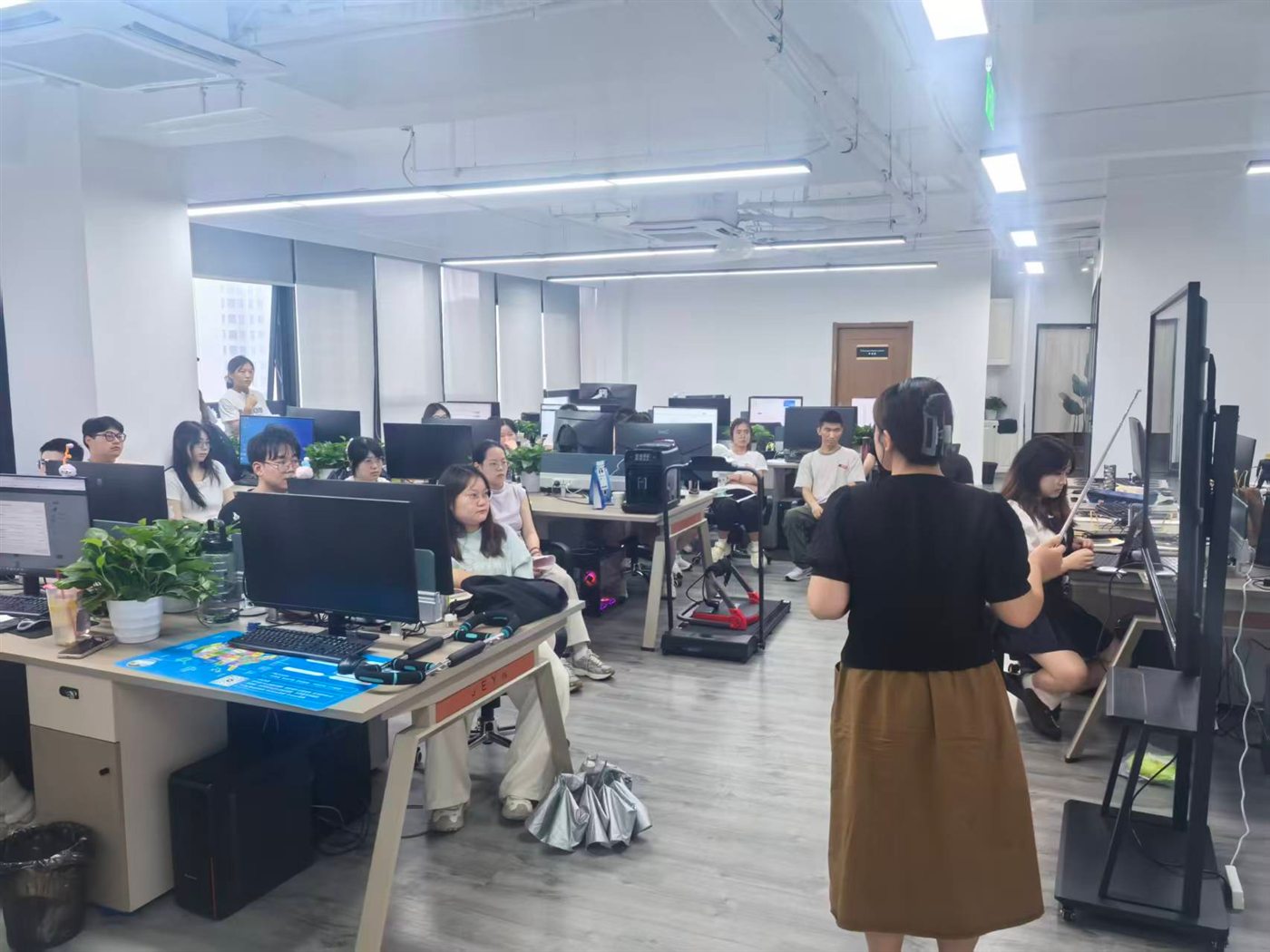 九域智链科技团队办公场景